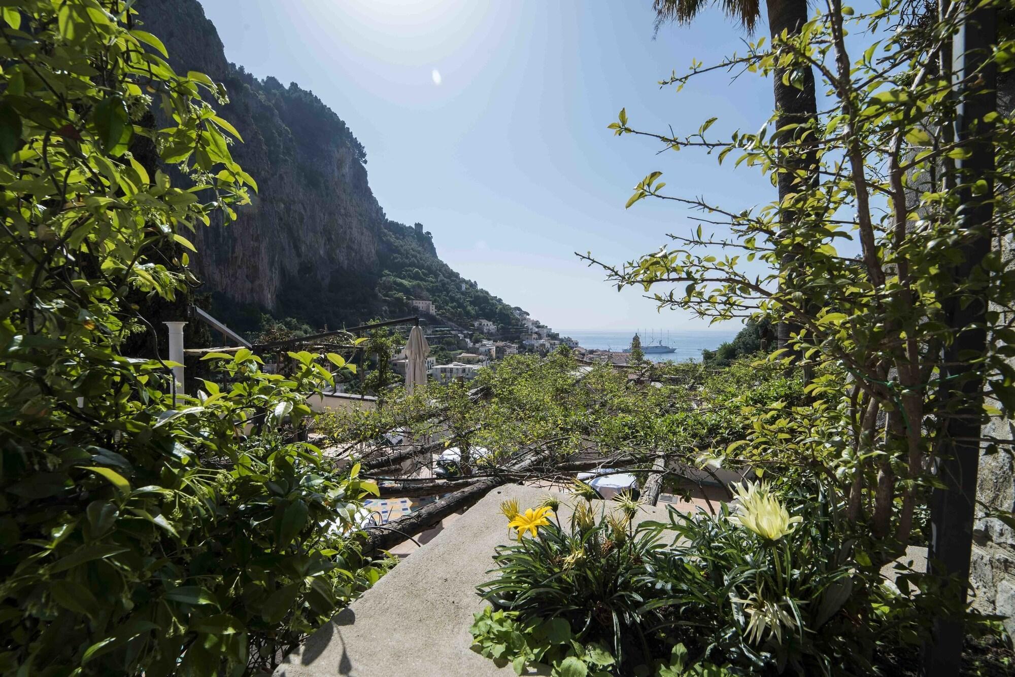 Hotel Villa Annalara Charme And Relax Amalfi Bagian luar foto